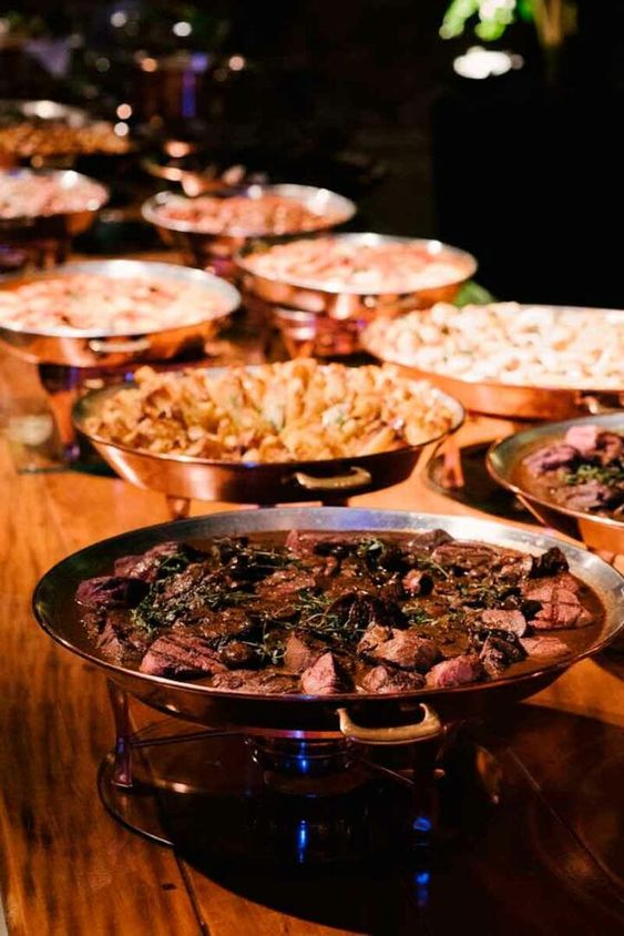 Réchauds de cobre com pratos quentes servidos pelo Buffet Fernandes