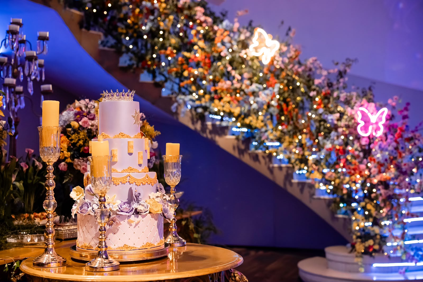 Mesa de bolo decorada em festa de debutante no Buffet Fernandes